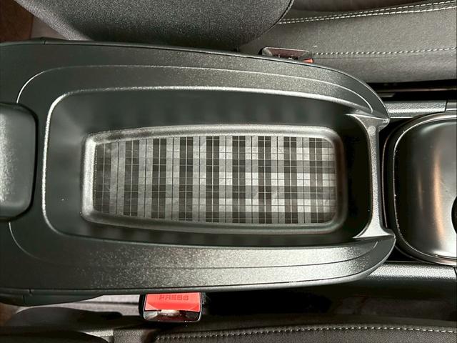 運転席周りには便利な機能がたくさん！同じような装備でも、車種ごとに細かな部分に違いがありますので、詳細は是非スタッフまでお問い合わせください！【中古車販売】【中古車買取】【知識豊富なスタッフ】