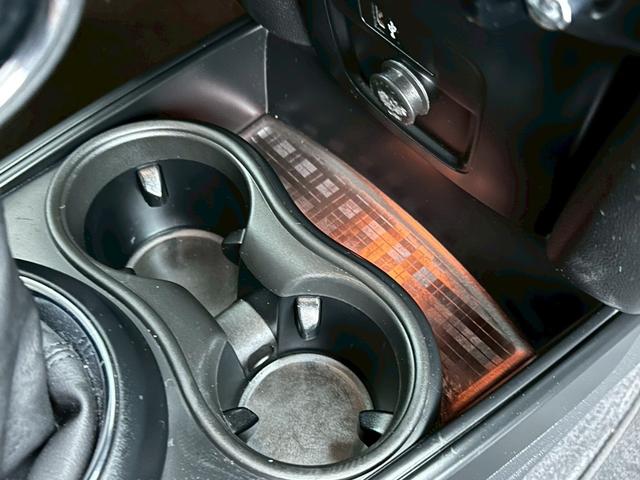ドライブのお供に飲み物を置きたい．．．そんな時に必要なドリンクホルダー♪気持ちよく乗っていただくために、細かな部分も清掃しております！【きれいな中古車】【中古車探し】