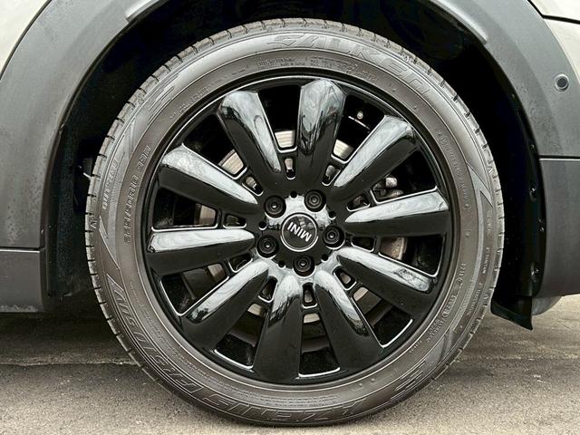 外観にマッチしたかっこいい純正アルミホイールを装備！ご納車前の整備でタイヤローテーションも承っております♪スタッドレスタイヤなどのお問い合わせもお気軽に！