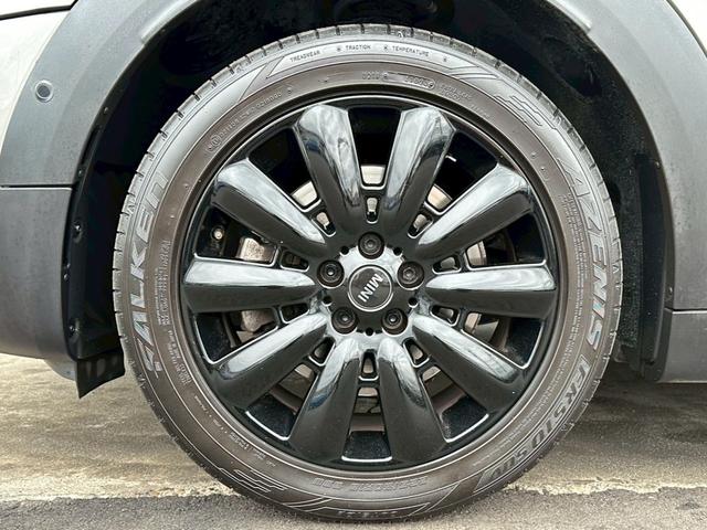 外観にマッチしたかっこいい純正アルミホイールを装備！ご納車前の整備でタイヤローテーションも承っております♪スタッドレスタイヤなどのお問い合わせもお気軽に！