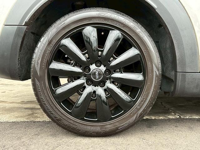 外観にマッチしたかっこいい純正アルミホイールを装備！ご納車前の整備でタイヤローテーションも承っております♪スタッドレスタイヤなどのお問い合わせもお気軽に！