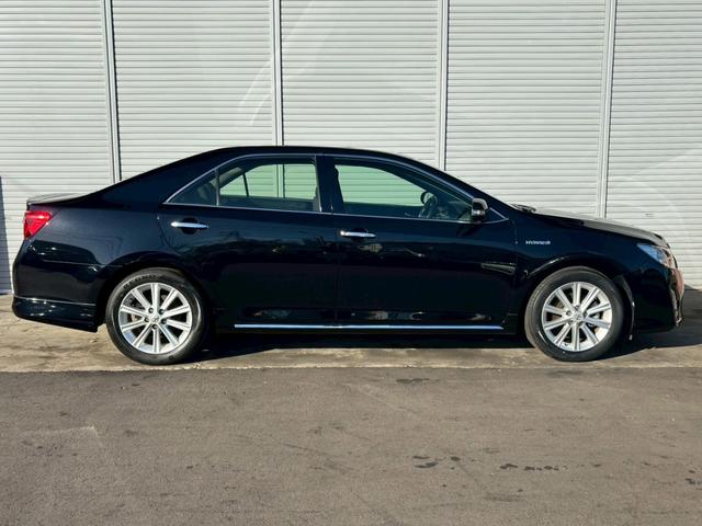 カムリ ハイブリッド　Ｇパッケージ　純正ナビ　フルセグＴＶ　ＣＤ　ＤＶＤ　Ｂｌｕｅｔｏｏｔｈ　バックカメラ　ＥＴＣ　前後ドラレコ　プッシュスタート　純正１７インチアルミ　パワーシート（4枚目）