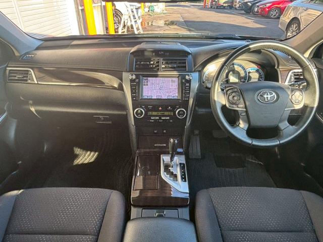 カムリ ハイブリッド　Ｇパッケージ　純正ナビ　フルセグＴＶ　ＣＤ　ＤＶＤ　Ｂｌｕｅｔｏｏｔｈ　バックカメラ　ＥＴＣ　前後ドラレコ　プッシュスタート　純正１７インチアルミ　パワーシート（5枚目）