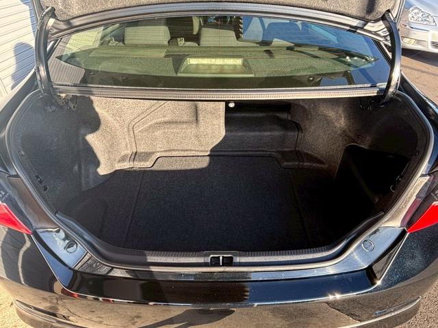 カムリ ハイブリッド　Ｇパッケージ　純正ナビ　フルセグＴＶ　ＣＤ　ＤＶＤ　Ｂｌｕｅｔｏｏｔｈ　バックカメラ　ＥＴＣ　前後ドラレコ　プッシュスタート　純正１７インチアルミ　パワーシート（10枚目）