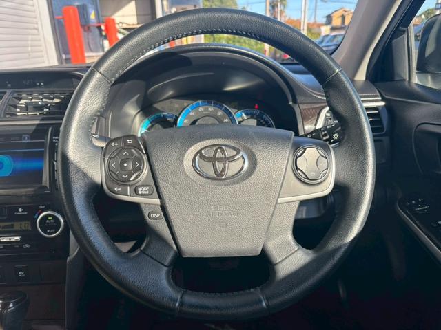 カムリ ハイブリッド　Ｇパッケージ　純正ナビ　フルセグＴＶ　ＣＤ　ＤＶＤ　Ｂｌｕｅｔｏｏｔｈ　バックカメラ　ＥＴＣ　前後ドラレコ　プッシュスタート　純正１７インチアルミ　パワーシート（16枚目）