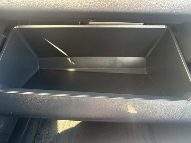 カムリ ハイブリッド　Ｇパッケージ　純正ナビ　フルセグＴＶ　ＣＤ　ＤＶＤ　Ｂｌｕｅｔｏｏｔｈ　バックカメラ　ＥＴＣ　前後ドラレコ　プッシュスタート　純正１７インチアルミ　パワーシート（29枚目）