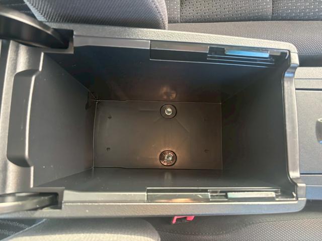 カムリ ハイブリッド　Ｇパッケージ　純正ナビ　フルセグＴＶ　ＣＤ　ＤＶＤ　Ｂｌｕｅｔｏｏｔｈ　バックカメラ　ＥＴＣ　前後ドラレコ　プッシュスタート　純正１７インチアルミ　パワーシート（30枚目）