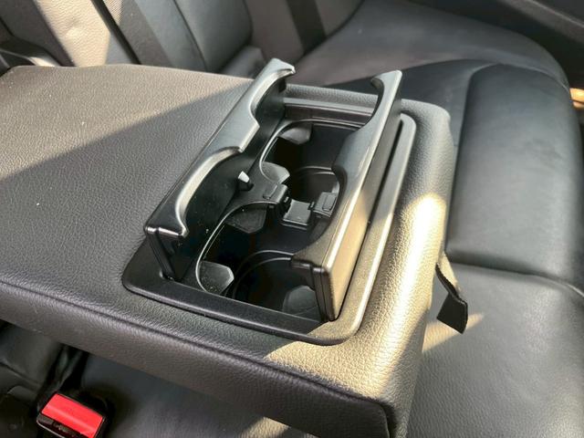 ドライブのお供に飲み物を置きたい．．．そんな時に必要なドリンクホルダー♪気持ちよく乗っていただくために、細かな部分も清掃しております！【きれいな中古車】【中古車探し】