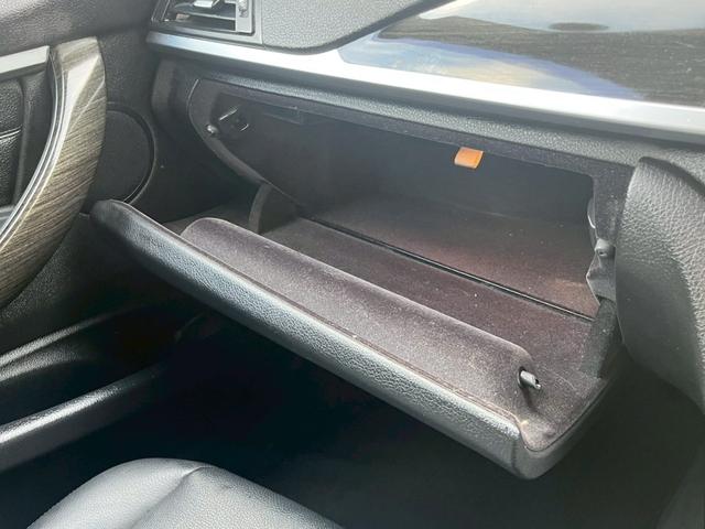 収納部分には車検証ケースやしまっておきたい私物など大容量収納可能！車種によって収納可能な場所や広さが違うところもポイントです♪【収納満載】【収納充実】