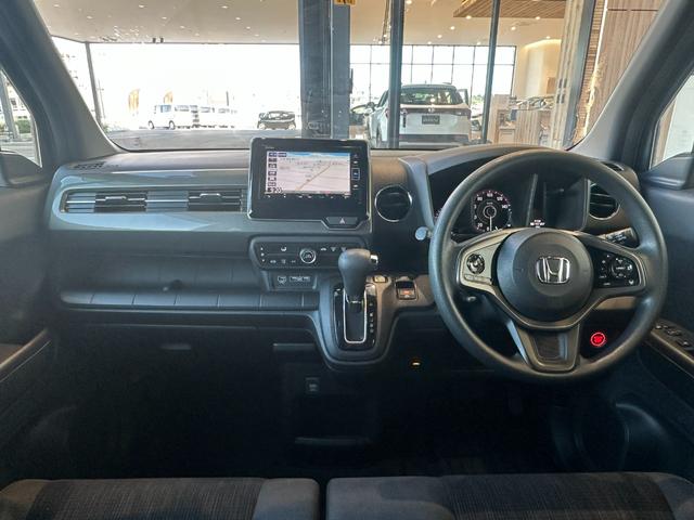 当社の中古車は、フロアマット付きで販売しておりません。予めご了承下さい。中古車という特性上匂いや見栄えなどの状態が左右される為です。純正マット、車種専用社外品マットをご購入いただけます。