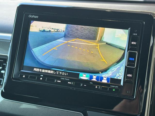 後退時にハンドルを切るとモニター内のガイドラインも動きますので、タイヤ角がどのようになっているか分かりますので安心感が増します！！