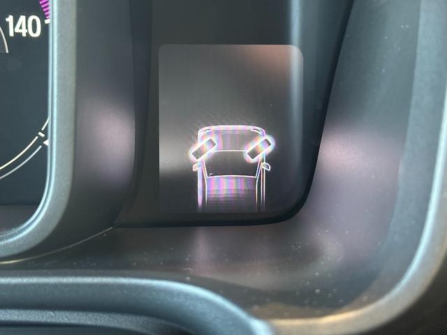 ハンドルを切るとメーター内の画像のタイヤが動きます。タイヤ角がどのようになっているか分かりますので安心感が増します！！