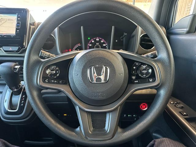 駐車場や交差点などでは軽く回せてスムーズに戻り、高速ではしっかりとした安心感のある手ごたえになる制御を採用したハンドルです！運転のしやすさに配慮し、こうした細部までこだわるハンドルです。