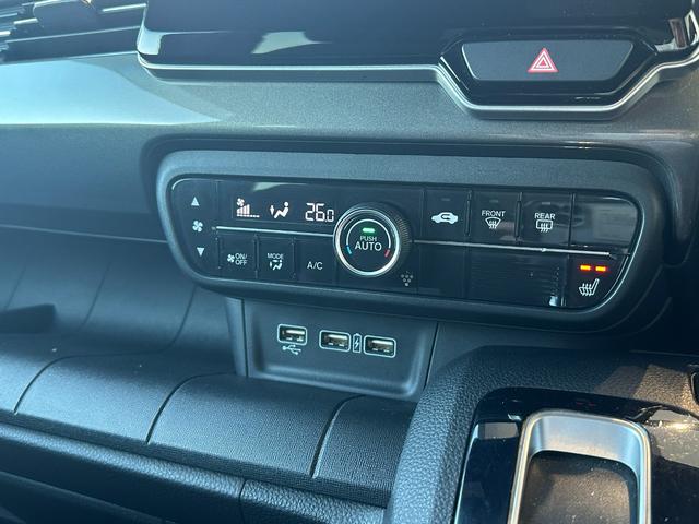 オートエアコン装備しております。温度設定を行うと、吹出し口や風量を自動で調整してくれます。