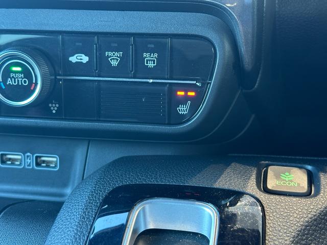 シートヒーターを装備しておりますので肌寒い時期などにあると便利な快適装備です。（温度調整も可能です。）