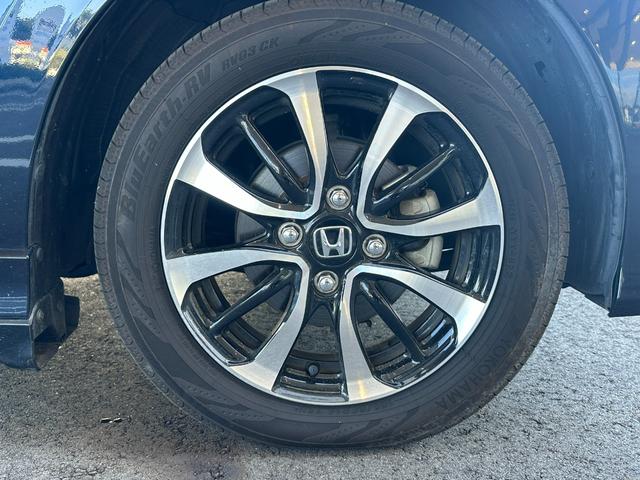 アルミホイール装着車です。見た目だけでなく、鉄ホイールより軽く、燃費にも良い影響を与えてくれます。