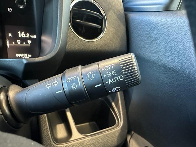 オートライト機能付なので、夕暮れ時や、トンネルなどでの付け忘れ、消し忘れがなくなります。また、夜間はエンジンを掛けたら点灯、切ると消灯致します。