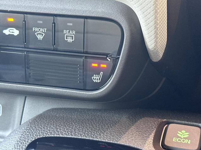 シートヒーターを装備しておりますので肌寒い時期などにあると便利な快適装備です。（温度調整も可能です。）