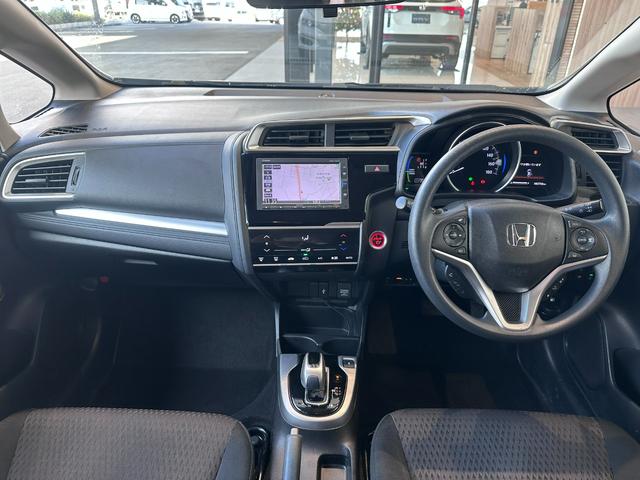 当社の中古車は、フロアマット付きで販売しておりません。予めご了承下さい。中古車という特性上匂いや見栄えなどの状態が左右される為です。純正マット、車種専用社外品マットをご購入いただけます。