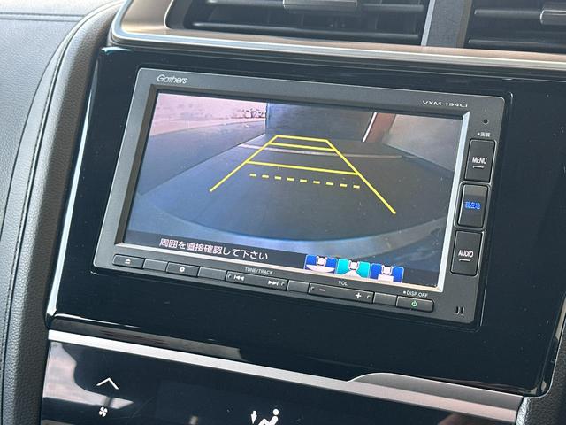 リアカメラは切り替えが可能。状況に合わせて視点変更が可能です。後退時の安心感を高めます。