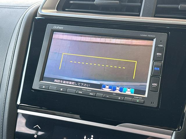 リアカメラは切り替えが可能。状況に合わせて視点変更が可能です。後退時の安心感を高めます。