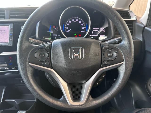 駐車場や交差点などでは軽く回せてスムーズに戻り、高速ではしっかりとした安心感のある手ごたえになる制御を採用したハンドルです！運転のしやすさに配慮し、こうした細部までこだわるハンドルです。