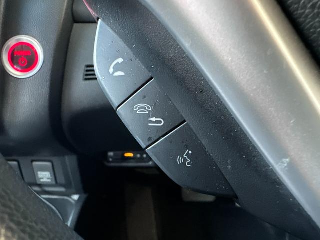 運転中に大事なお電話が掛かって来てもハンズフリー通話で対応可能です。（別途対応のスマートフォン等が必要です）