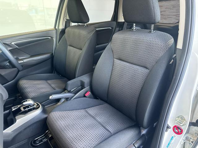 足元もゆったりで長時間の運転も疲れにくいフロントシートです。