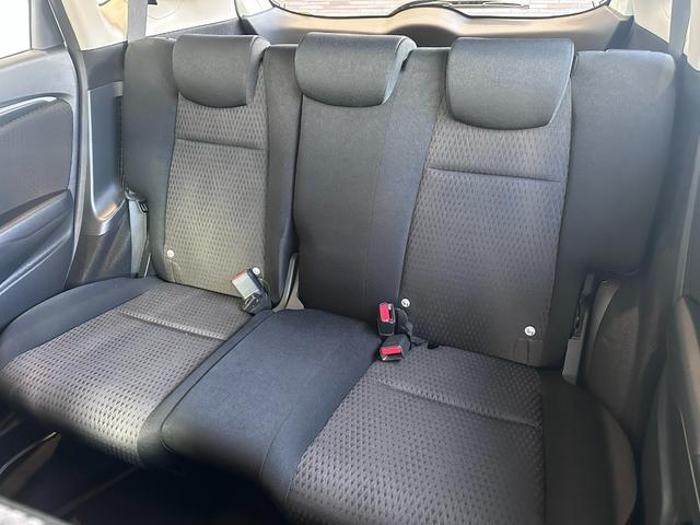 ２列目にご乗車の方もゆったり足が組める驚きの広さです。