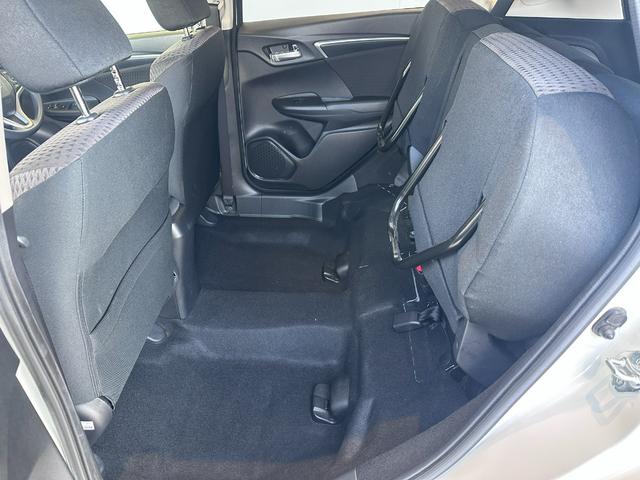 ２列目は跳ね上げが可能。背の高い荷物も積載可能です。