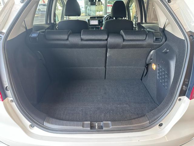 ラゲッジルームもしっかり容量が御座います。普段の生活で便利に使える容量が御座います。
