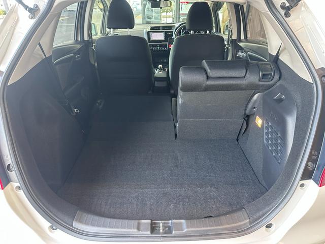 ２列目は左右独立して倒すことが可能です。お荷物などにの積載にあわせたシートアレンジが可能です。