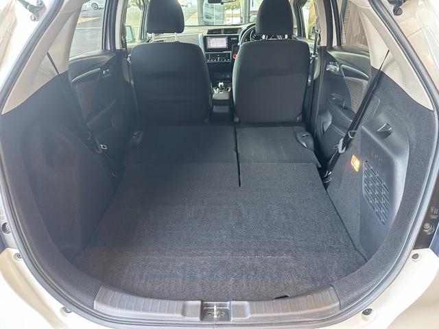 ２列目を倒すとさらに空間が広がります。長尺物など積載も可能です。