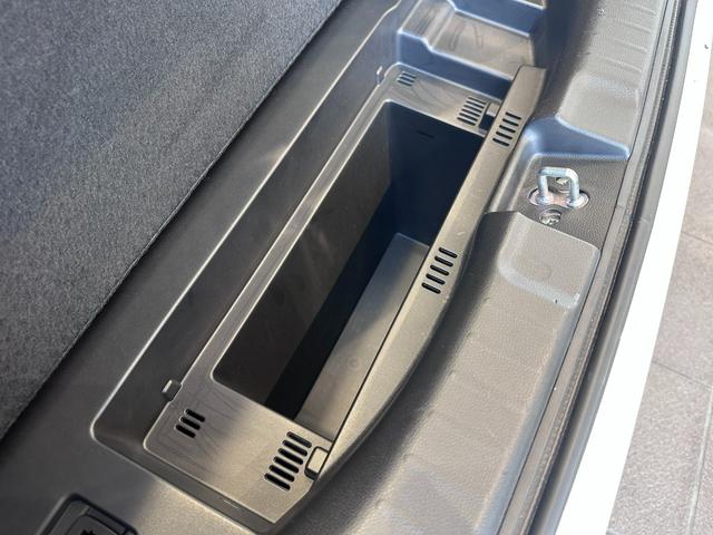 ラゲッジ内にも収納スペースも御座います。