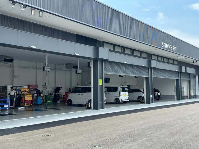 店舗に併設の整備工場が御座います。最新の整備工場で、正規ホンダディーラーである当社へ車検・点検・修理等はぜひお任せください！！！