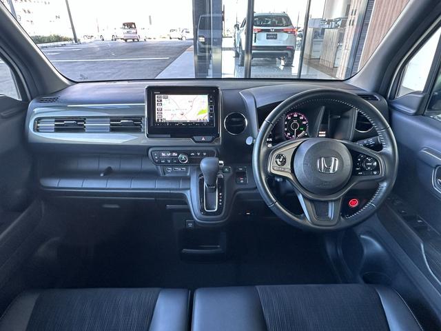 当社の中古車は、フロアマット付きで販売しておりません。予めご了承下さい。中古車という特性上匂いや見栄えなどの状態が左右される為です。純正マット、車種専用社外品マットをご購入いただけます。