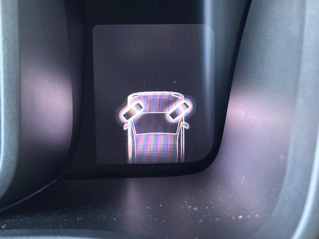 ハンドルを切るとメーター内の画像のタイヤが動きます。タイヤ角がどのようになっているか分かりますので安心感が増します！！