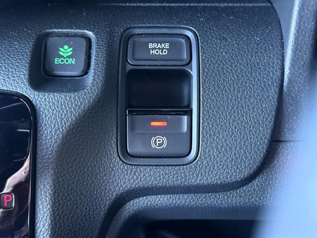 《電子パーキングブレーキ》が付いています。スイッチ操作一つでサイドブレーキを簡単に解除（ＯＮやＯＦＦ）が出来ます。アクセルＯＮでパーキングブレーキの解除も可能です。