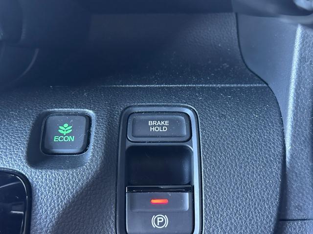 《ブレーキホールド機能》が付いています。停車時ブレーキペダルを踏み続けなくても、自動的にブレーキを保持する機能です。アクセルペダルを操作すると、自動でブレーキが解除され発進することができます。