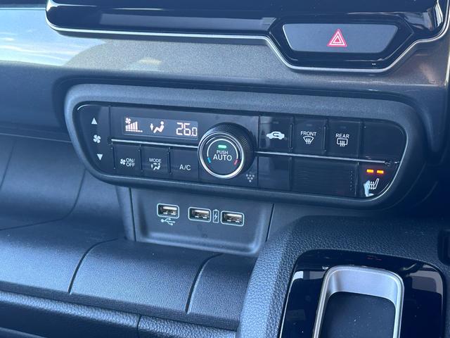 オートエアコン装備しております。温度設定を行うと、吹出し口や風量を自動で調整してくれます。
