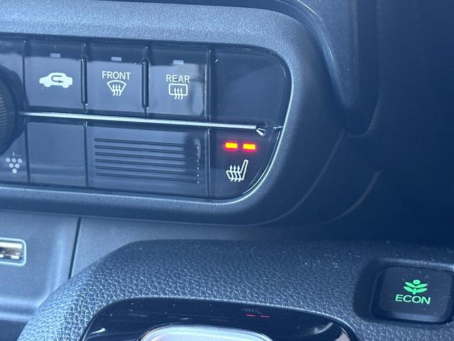 シートヒーターを装備しておりますので肌寒い時期などにあると便利な快適装備です。（温度調整も可能です。）