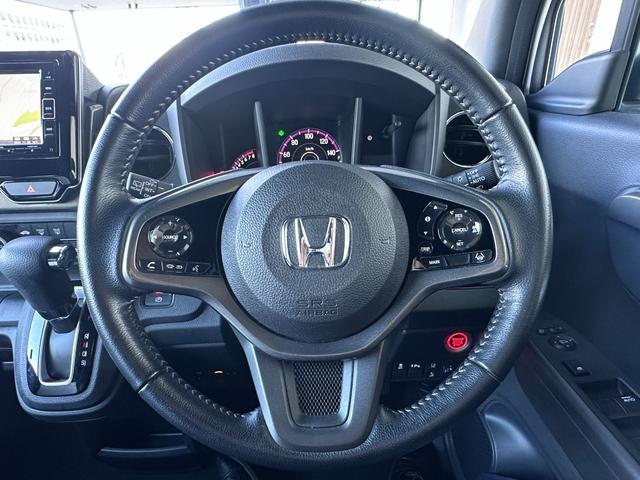 駐車場や交差点などでは軽く回せてスムーズに戻り、高速ではしっかりとした安心感のある手ごたえになる制御を採用したハンドルです！運転のしやすさに配慮し、こうした細部までこだわるハンドルです。