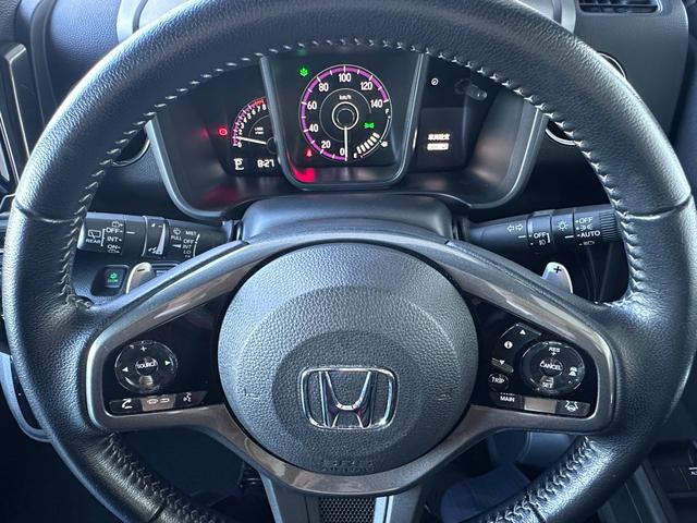 【パドルシフト付】マニュアルシフトのようなギアチェンジに似た操作ができる機能です。ハンドルから手を離さずにシフトアップ、シフトダウン操作ができます。