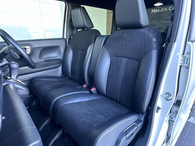 足元もゆったりで長時間の運転も疲れにくいフロントシートです。