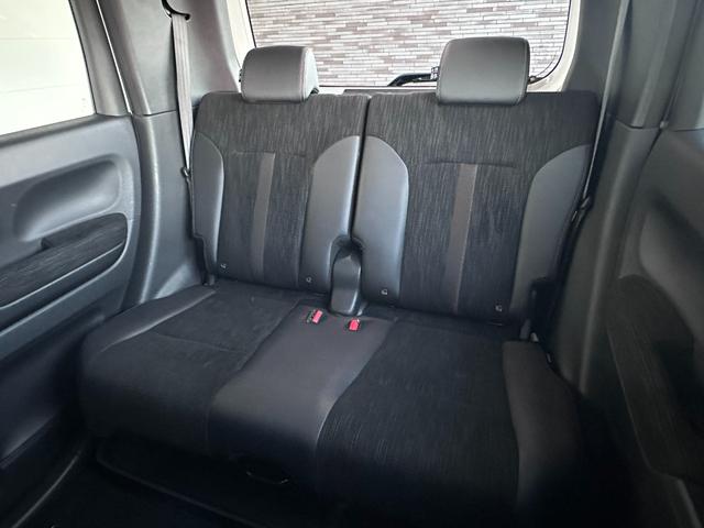 ２列目にご乗車の方もゆったり足が組める驚きの広さです。