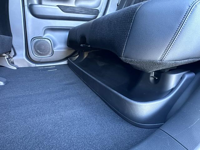 【シートアンダートレイ】置き場所に困る濡れた傘や置靴などをすっきりとしまえる大型のトレーが付いています。実は取り外しも可能で、汚れてしまった際などにも手軽にお手入れもできます。