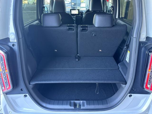 後席はスライド可能です。後席背面にあるストラップを使い、荷室側からも後席のスライドが可能。状況に応じてラゲッジスペースを広げることができます。