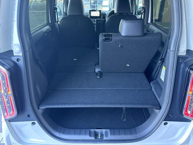 ２列目は左右独立して倒すことが可能です。お荷物などにの積載にあわせたシートアレンジが可能です。