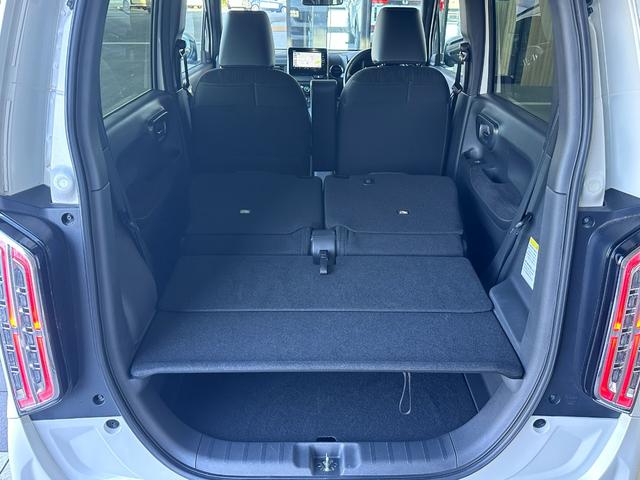 ２列目を倒すとさらに空間が広がります。長尺物など積載も可能です。