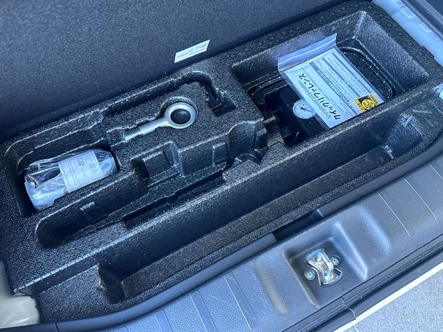 スペアタイヤの装備はありませんが損傷を一時的に補修するタイヤパンク応急修理キットが装備されています。
